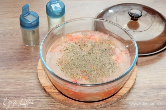 Добавляем приправу для овощей, соль и перец. Ставим миску в печь и варим суп в режиме «Микроволны», 1000 Вт, 7 минут.