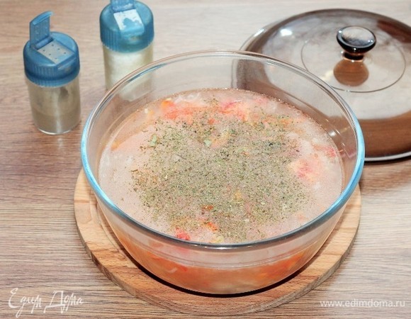 Добавляем приправу для овощей, соль и перец. Ставим миску в печь и варим суп в режиме «Микроволны», 1000 Вт, 7 минут.