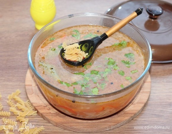 Затем в кипящий суп кладем макаронные изделия, можно добавить сок лимона (по вкусу), лавровый лист, перец горошком и соль.