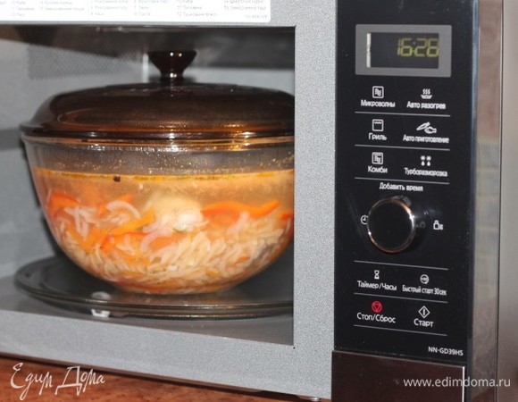 Варим суп в режиме «Микроволны» при мощности 440 Вт минут 7.