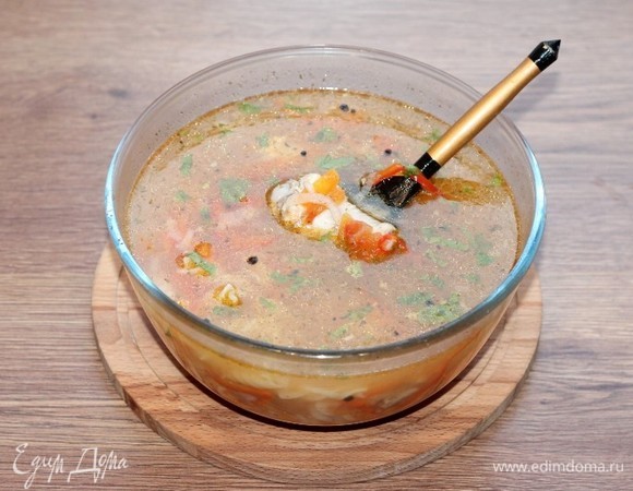 Даем время супу настояться в выключенной микроволновке минут 5. И не забываем удалить из супа лавровый лист.