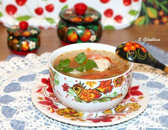 Перед подачей к столу перелейте суп в порционные миски и украсьте веточкой петрушки.