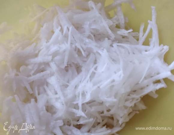 Натереть дайкон на крупной терке.