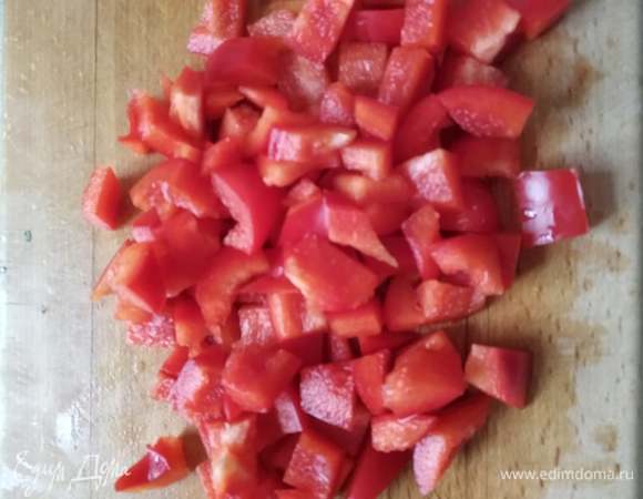 Болгарский перец очистить от семян и перепонок и нарезать кубиком.