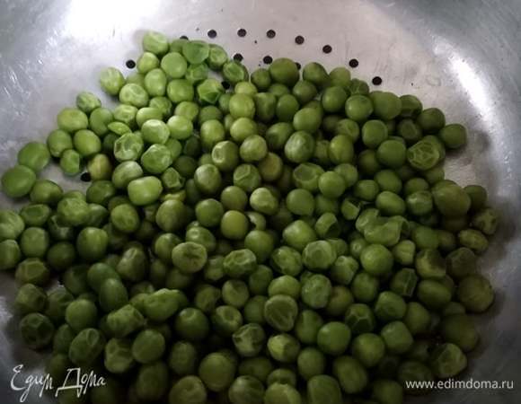 Замороженный горошек отварить в кипящей воде 5 минут. Консервированный просто достать из банки.
