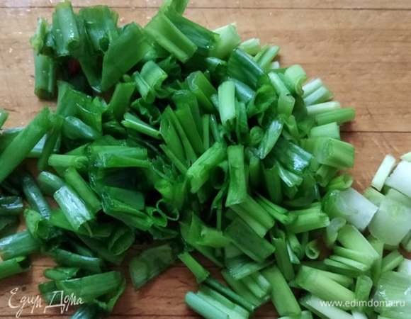 Нарезать зеленый лук.