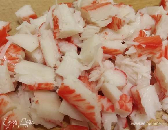 Нарезать крабовые палочки кубиком.
