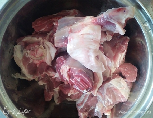 Для этого ужина я брала заднюю часть баранины. Кусочки разные: и с косточкой, и без. Хорошо промыть, лишний жир срезать, но не весь. Если барашек был молодой, то жир не может быть желтым)