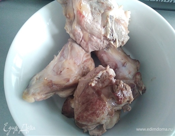 В казане разогреть растительное масло и порциями обжарить все кусочки баранины до румяной корочки. Переложить в миску.