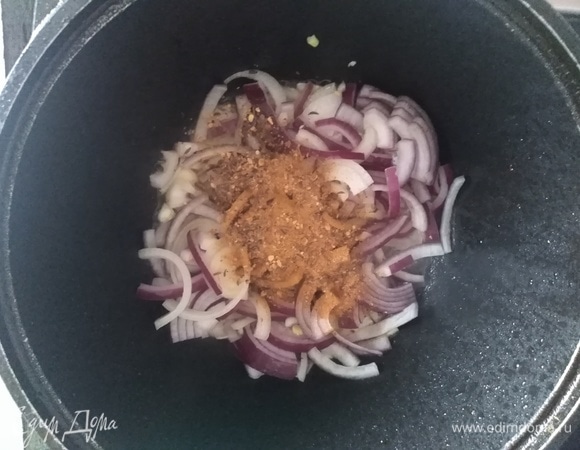 Добавить еще ложку масла. Всыпать лук. Готовить полминуты, помешивая. Всыпать подготовленные специи, готовить 1 минуту вместе.
