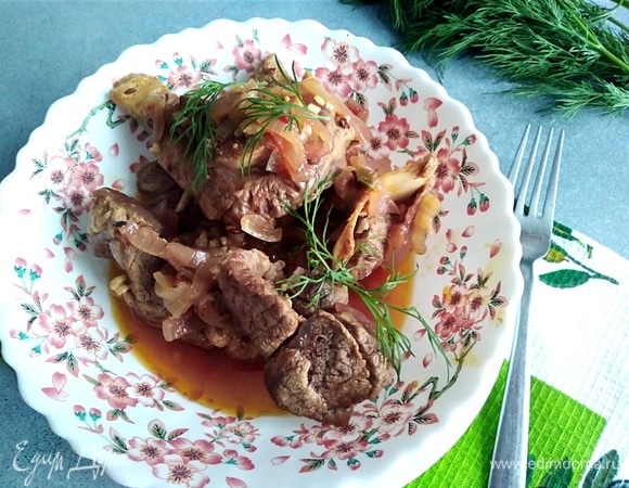 Готовое мясо посыпать рубленой зеленью. Подавать с любимым гарниром.