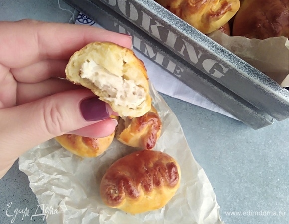 Начинку для этих маленьких пирожков можно приготовить по своему вкусу и желанию. Любите с рыбкой или творогом? Готовьте с ними!