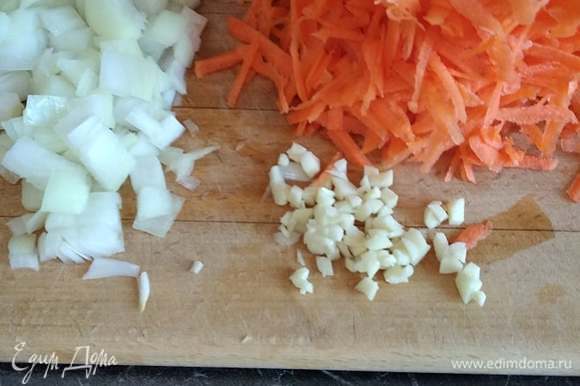 Лук, морковь и чеснок почистить и нарезать. Я натерла морковь на терке. Можно нарезать ее соломкой.