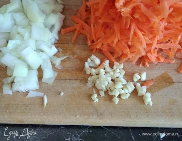 Лук, морковь и чеснок почистить и нарезать. Я натерла морковь на терке. Можно нарезать ее соломкой.