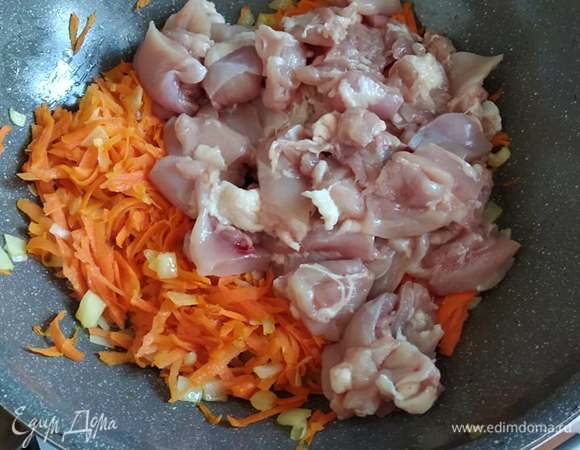 Добавить куриное филе. У меня бедро. Я думаю, что получается сочнее, чем с грудкой. Но ее тоже можно. Обжарить до полуготовности курицы минут 15. Посолить и поперчить. Добавить сухие травки.