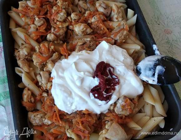 В форму для запекания, смазанную растительным маслом, выложить макароны, курицу с овощами, добавить нарезанные кубиком помидоры, тертый сыр. Все перемешать. Добавить сметану и томатную пасту и еще раз перемешать. Отправить в разогретую до 190°C духовку на 15 минут. Можно закрыть фольгой.