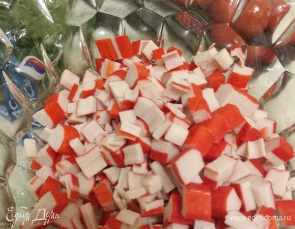 Нарезать кубиком крабовые палочки или крабовое мясо.