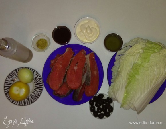 Вот все ингредиенты для этого рецепта. Рыбу я заранее нарезала, получилось 6 кусочков. Для этого рецепта я использовала липовый мед и лимонную приправу для рыбы. В ингредиентах я указала вес китайского салата — 220 г (этот вес соответствует весу 6 листов, которые необходимы для этого рецепта).