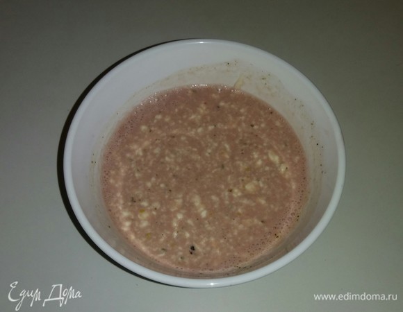 Готовим соус для рыбы. Для этого в глубокой емкости смешиваем майонез, липовый мед, лимонную приправу для рыбы и красное полусухое вино. Все тщательно перемешиваем.