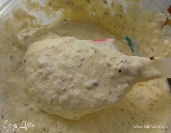 15 г желатина замочить в холодной воде (согласно рекомендации на упаковке), нагреть на водяной бане, не доводя до кипения. 1 банан размять с 2 ст. л. сахара. Взбить 500 мл сливок самых свежих, добавить 5 ст. л. стружки шоколадной и банановое пюре, перемешанное ранее. Добавить понемногу желатин. Бананы (3 шт.) обвалять в шоколадной глазури (я это делаю не всегда).