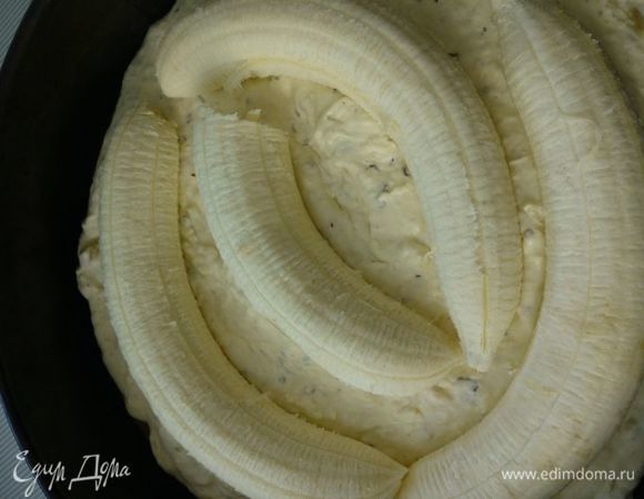 Собираем: корж, половина крема (он очень нежный на вкус, тонкий и густой). Выкладываем 3 банана кольцом (ну или как получится), закрываем 2-ой половинкой.
