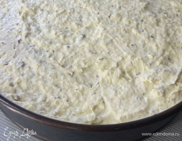 Смазываем кремом.