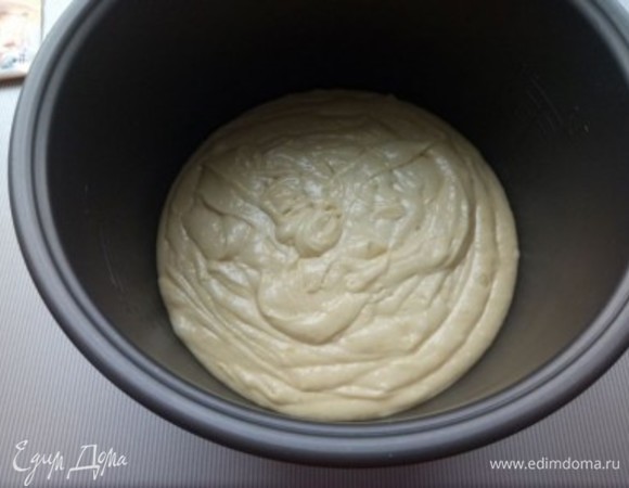 Взбиваем яйца с сахаром до устойчивой белой массы. Смешать муку с разрыхлителем и аккуратно вмешать в яичную смесь лопаткой. Добавить в тесто кипящую воду, растительное масло и ванилин. Аккуратно перемешать. Чашу мультиварки смазать любым маслом. Вылить тесто. Выпекать бисквит на кипятке в мультиварке (режим выпечка, 65 минут).