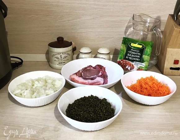 Вымачиваем полкило невинно убиенного кабанчика пару часов в холодной воде. Морковь варварски трем на мелкой терке, лук яростно режем кубиками. Тщательно отобранную у древних китайцев фасоль маш промываем.