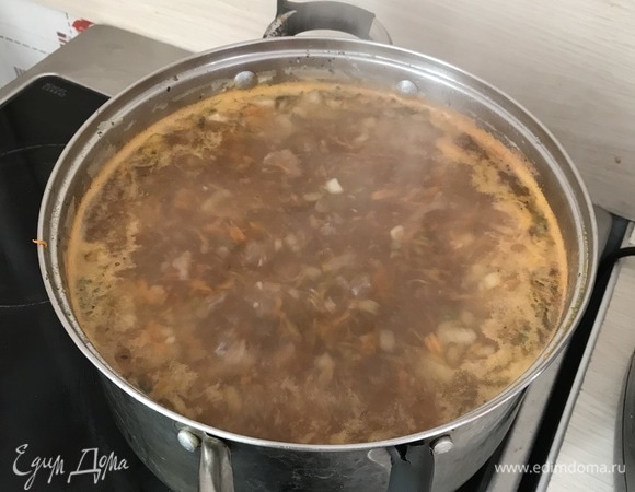 Закидываем в кипящий бульон с травами фасоль маш, мясо и зажарку из овощей. И варим на сильном огне полчаса, посолив за 10 минут до готовности.