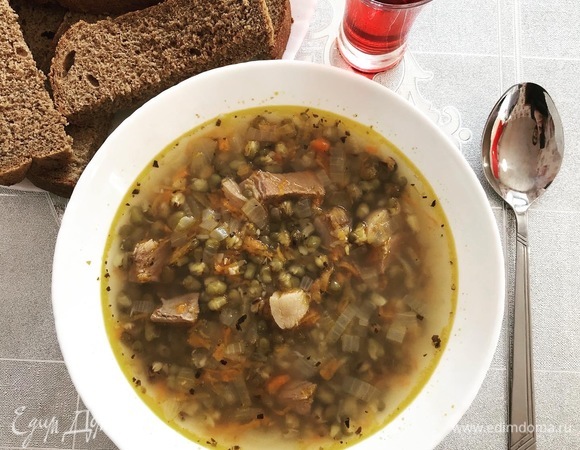 Закрываем крышкой и даем настояться. Подаем с пирожками с картофелем, яйцом и луком, а также ржаным хлебом. Под клюквенную настойку.