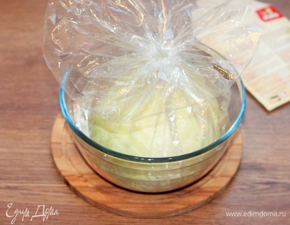 Кладем пакет для запекания в большую миску. Выкладываем кочан капусты, кочерыжкой вниз. Наливаем 1,5 стакана воды и закрываем пакет клипсой. Оставляем сверху небольшое отверстие — 20 мл. Не накрываем миску крышкой.