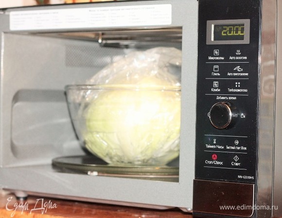 Ставим миску с капустой в СВЧ-печь и включаем режим «Микроволны», 1000 Вт, 15–20 минут. Не переусердствуйте по времени готовки. Листья не должны свариться, пусть просто потеряют жесткость, тогда ткань листа делается достаточно податливой, чтобы свернуться в конвертик и не треснуть.