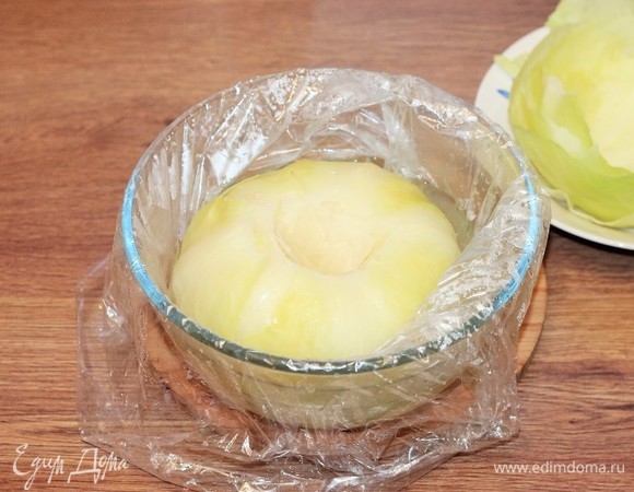 Затем немного охлаждаем капусту и аккуратно снимаем листья. Овощной бульон не выливаем, оставляем для соуса.