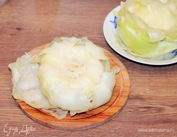 Если перестали хорошо отделяться листья — опускаем капусту обратно в кипяток и ставим в микроволновку. Я снимала листья вначале через 15 минут, а потом — через 5 минут. Общее время варки — 20 минут.