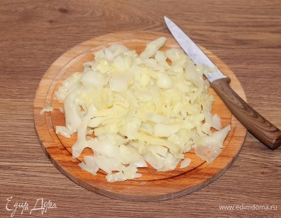 Мелкие листочки и грубые утолщения с листа можно нарезать и добавить в фарш. Чем больше овощей, тем сочнее и вкуснее начинка.