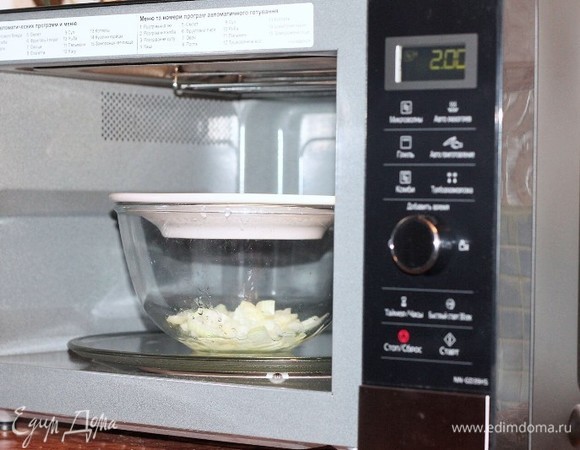 Приготовим начинку для голубцов. Очищенный и нарезанный кубиками лук смешиваем с растительным маслом и обжариваем под крышкой до золотистого цвета в СВЧ-печи. Режим «Микроволны», 1000 Вт, 2 минуты.