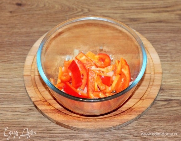 Затем добавляем нарезанный крупными полосками болгарский перец и нарезанную кружочками морковь. Тушим в СВЧ-печи в режиме «Микроволны», 1000 ВТ, 2 минуты. Затем перец убираем из миски, немного охлаждаем и нарезаем кубиком.