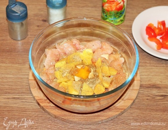 К пассеровке добавляем кусочки курочки, нарезанную капусту, очищенный и нарезанный дольками картофель, зубчик чеснока, яйцо и приправу, солим и перчим.