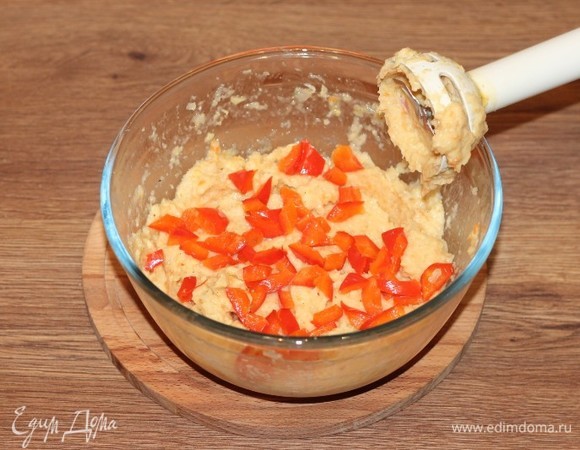 Измельчаем начинку до однородности и добавляем кубики сладкого перца, не перемалываем, перемешиваем. Перец кубиками я добавила и для вкуса, и для красоты. Перец можно взять разного цвета, тогда начинка будет не только вкусной, но и яркой.