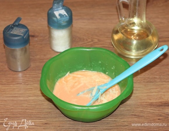 Приготовим соус. Смешиваем овощной бульон (в котором варилась капуста), сметану, кетчуп, масло растительное (можно заменить на сливочное), сухую приправу (сухой лук, чеснок, итальянские травы), молотый перец и соль. Взбиваем венчиком. В соус добавляем тертый сыр и перемешиваем.