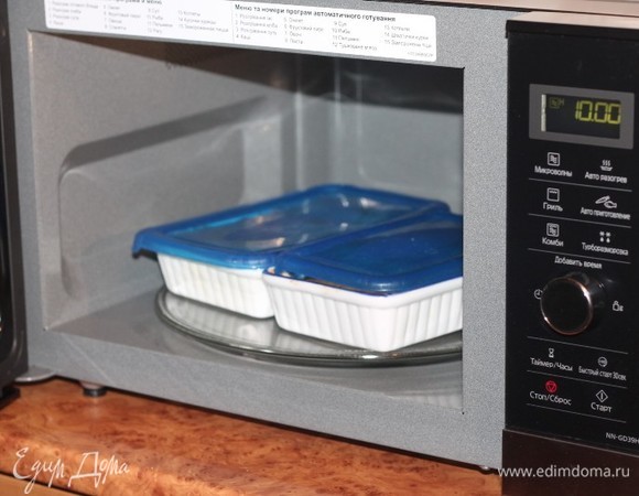 Затем проверяем готовность голубцов и допекаем в том же режиме (600 Вт, до готовности).