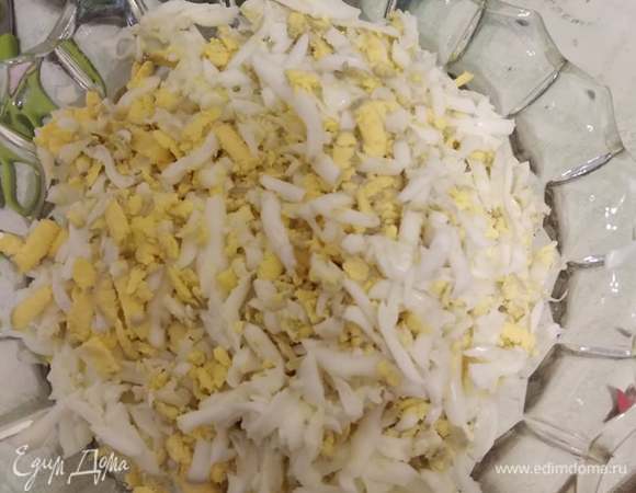 Отварить яйца (9 минут с момента закипания). Мелко порубить или натереть на крупной терке.