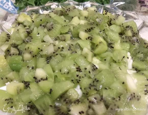 Очистить киви и нарезать некрупно. Смешать все три ингредиента.