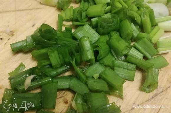 Добавить мелко нарезанный зеленый лук.