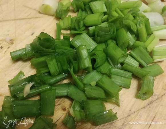 Добавить мелко нарезанный зеленый лук.