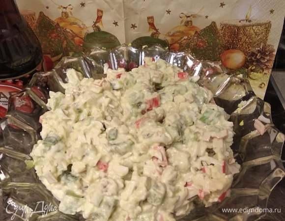 Все перемешать и заправить майонезом. Я никогда не солю салаты, если заправляю их майонезом. Если вы привыкли досаливать, сделайте это перед заправкой. Необычный салат с крабовыми палочками и киви готов. Приятного аппетита!