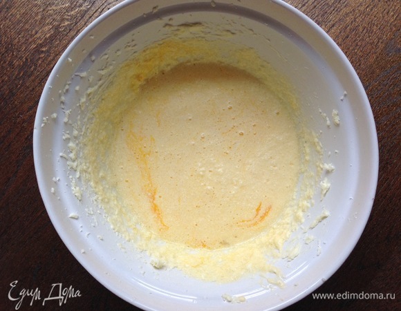 По одному ввести яйца, взбить.