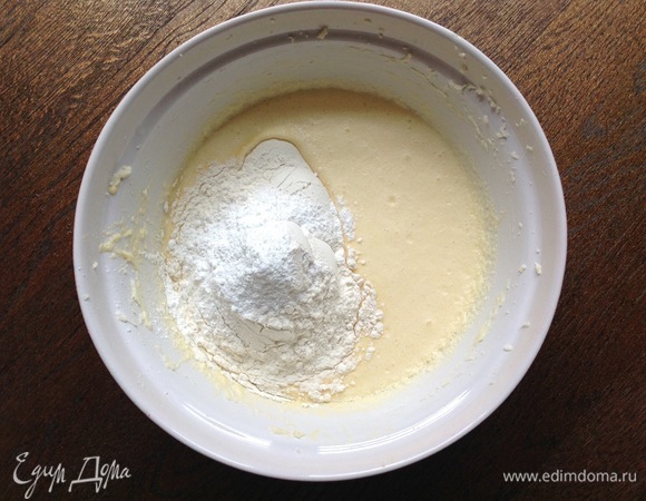 Затем — мука и разрыхлитель. Взбить.