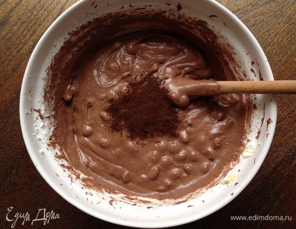 Хорошо размешать, добавить корицу, молотый кофе.