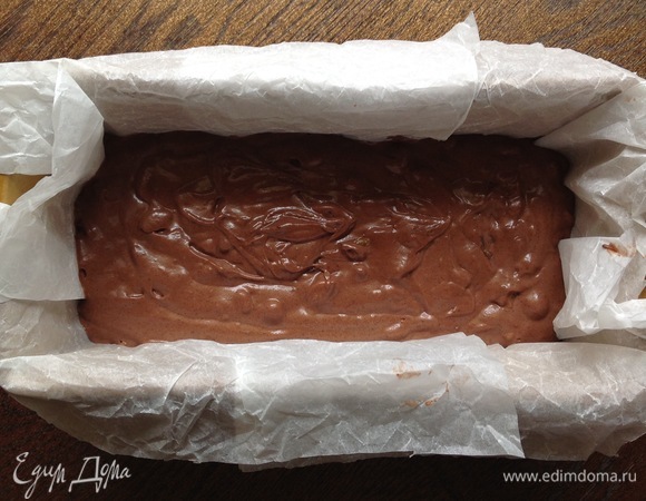 Духовку разогреть до 160°C. Тесто выложить в форму. Выпекать примерно час. Результат готовности зависит от возможности вашей духовки, посматривайте!